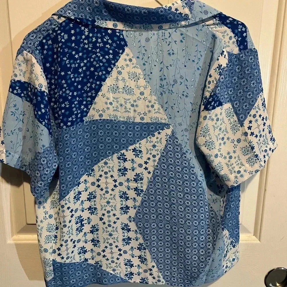 Women’s S Blue and White Floral Button Up Short Sleeve Shirt - Picture 2 of 3